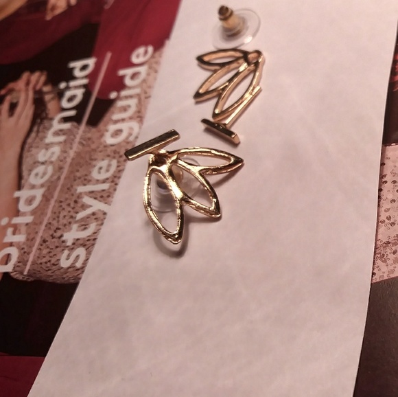 💓 LAST ONE 🆕🌸 Water Lily Ear Stud - Picture 3 of 8